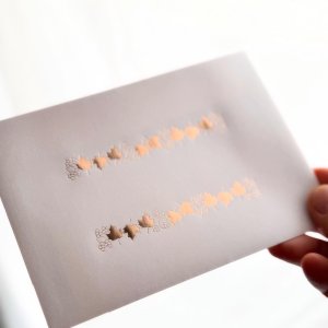 画像4:  箔押し封筒:ホワイトブラウン:ピンクゴールド箔xメープルリーフ&実柄　1枚