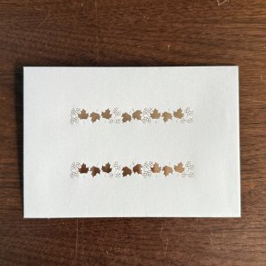 画像1:  箔押し封筒:ホワイトブラウン:ピンクゴールド箔xメープルリーフ&実柄　1枚