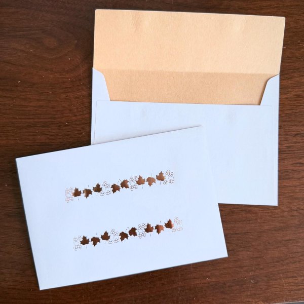 画像3:  箔押し封筒:ホワイトブラウン:ピンクゴールド箔xメープルリーフ&実柄　1枚 (3)